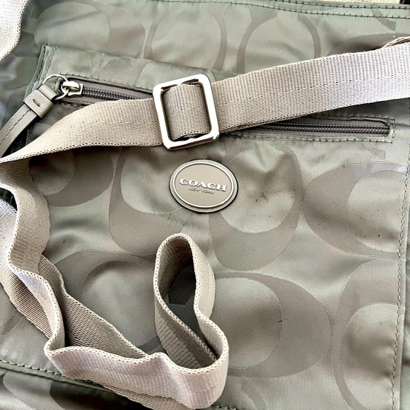 Authentic Coach crossbody bag. - Picture 9 of 12
